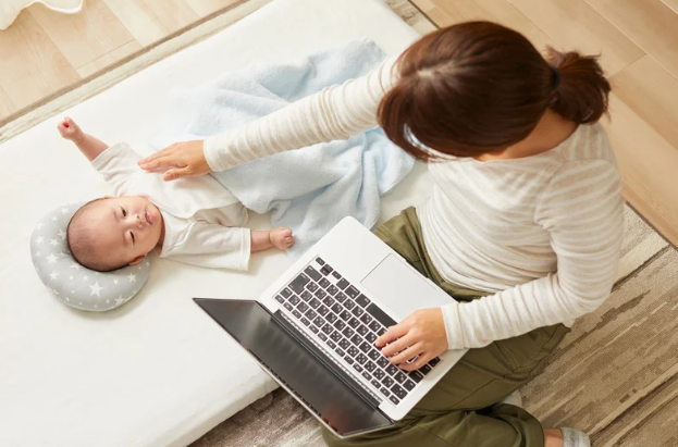 tantangan ibu bekerja, working mom tips, cara mengatasi mom guilt, ibu muda karir, burnout ibu bekerja, working mom vs stay at home mom, manajemen waktu ibu bekerja, Bunda, si Kecil